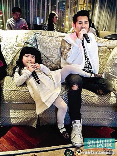 曹格与女儿K歌“姐姐”穿豹纹鞋坐姿霸气(图)