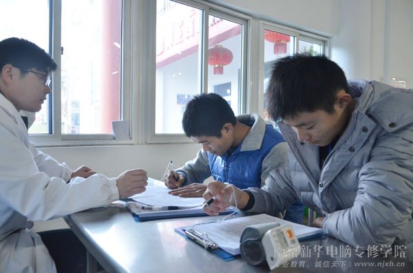 同学们正在填写无偿献血资料信息
