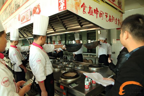 烹饪学子们平举锅展示