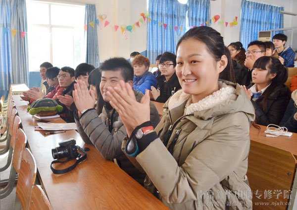 南京新华电脑专修学院十佳学子之“潜力之星”评选初赛在小礼堂拉开帷幕