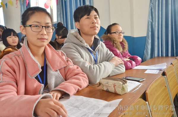 同学们认真聆听竞选者演讲