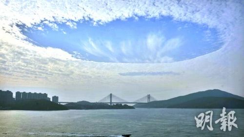 图:香港天空出现奇景漫天白云中突现大洞