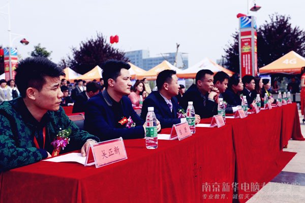南京新华2015年春季大型人才洽谈会暨冠名企业入驻签约仪式盛大举行