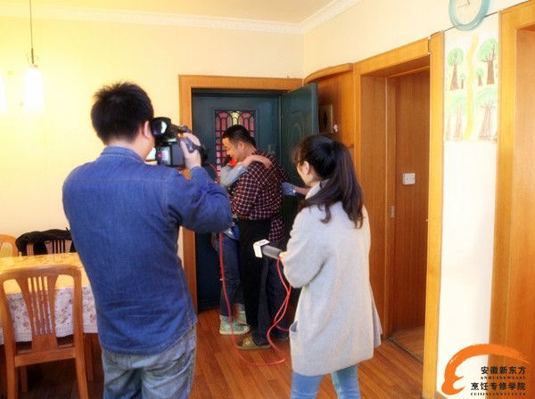 女儿放学归来,先来个拥抱